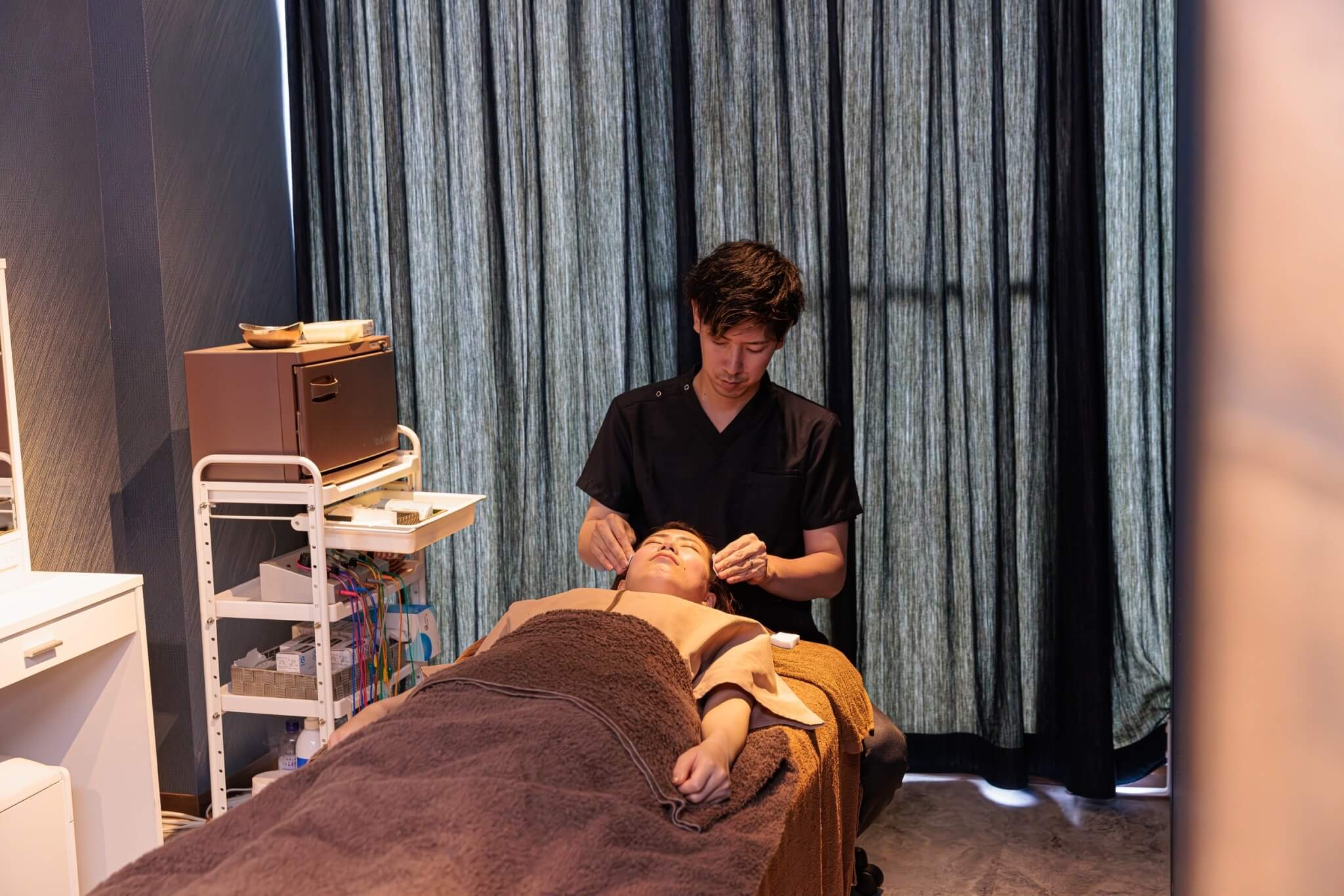 京都で電気を流す美容鍼なら鍼灸サロン孔-KOH-